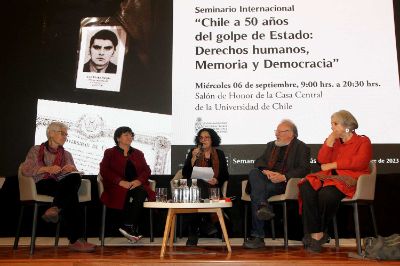 La primera mesa de conversación se tituló “Debates de memoria y futuro” y estuvieron invitados a participar, moderados por Faride Zerán, Elizabeth Jelin, Peter Kornbluh, Alicia Lira y Marcia Scantlebury.